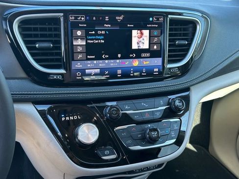 Used 2024 Chrysler Pacifica Limited FWD image 14