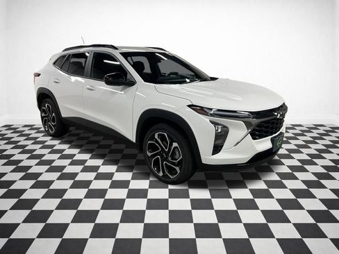 Certified 2025 Chevrolet Trax RS w/ Driver Confidence Package image 1