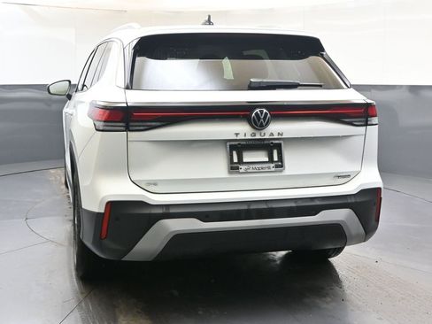 Used 2025 Volkswagen Tiguan SE w/ Panoramic Sunroof Package image 4