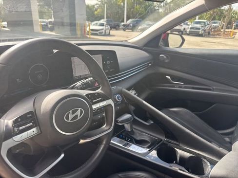 Used 2025 Hyundai Elantra Limited image 4