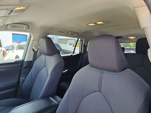 Used 2024 Toyota Highlander LE FWD image 15