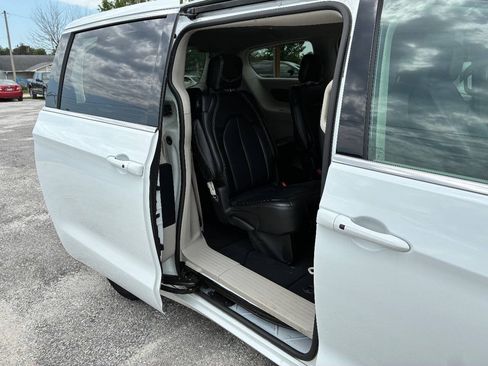Used 2024 Chrysler Pacifica Touring-L FWD image 18