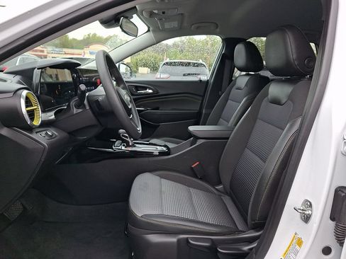 Used 2025 Chevrolet Trax LT FWD image 16