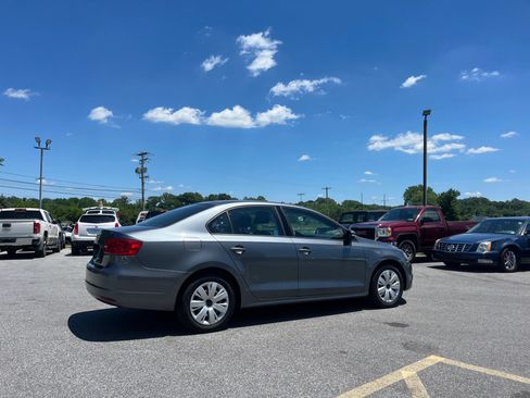 Used 2011 Volkswagen Jetta SE FWD image 4