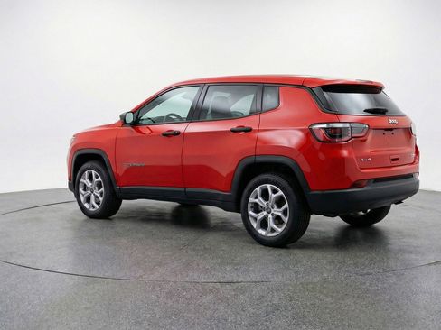 Used 2025 Jeep Compass Latitude AWD/4WD image 6