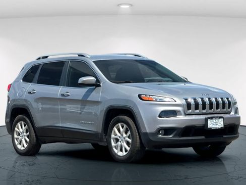 Used 2017 Jeep Cherokee Latitude w/ True North Edition AWD/4WD image 5