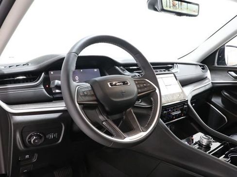 Used 2023 Jeep Grand Cherokee Limited w/ Luxury Tech Group II AWD/4WD image 13