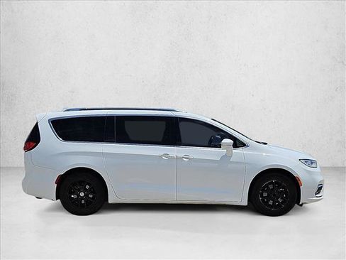 Used 2024 Chrysler Voyager LX FWD image 4