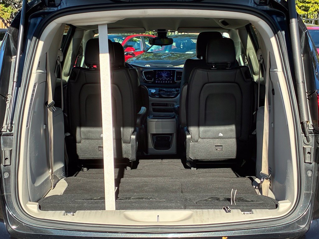 Used 2017 Chrysler Pacifica Touring-L FWD image 32