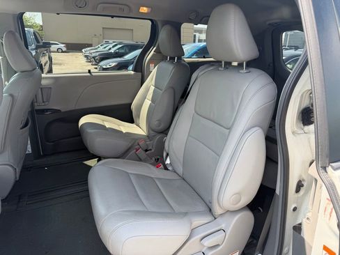 Used 2017 Toyota Sienna XLE Premium FWD image 7