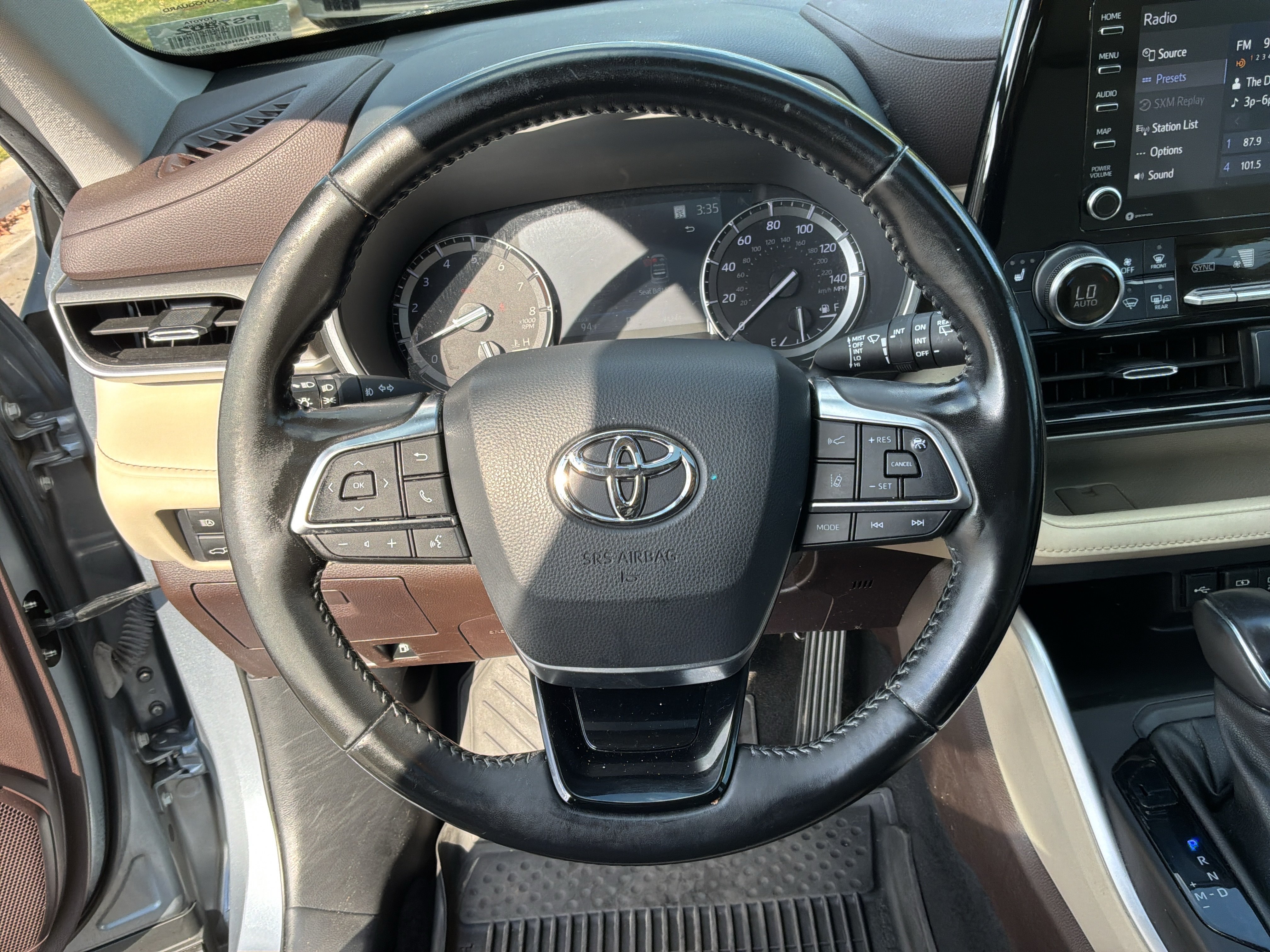 Used 2021 Toyota Highlander XLE FWD image 18