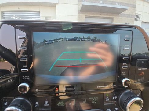 Used 2021 Toyota Highlander XLE AWD/4WD image 16