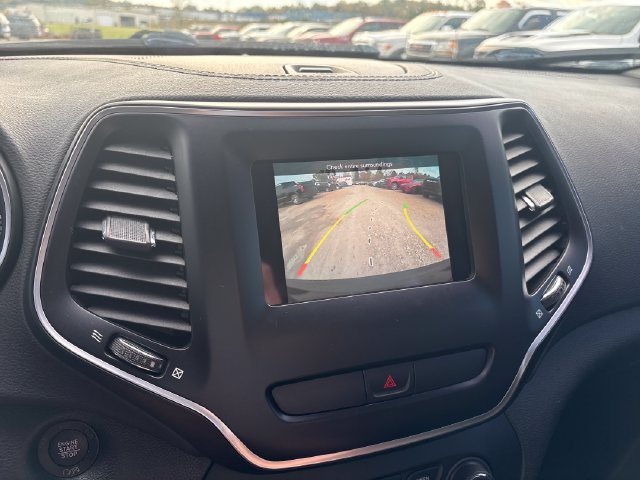 Used 2019 Jeep Cherokee Latitude Plus w/ Cold Weather Group AWD/4WD image 13