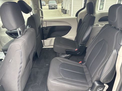 Used 2023 Chrysler Voyager LX image 16