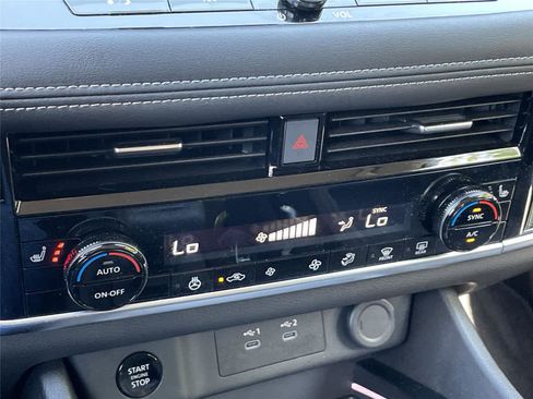 Used 2025 Nissan Rogue SL AWD/4WD image 23