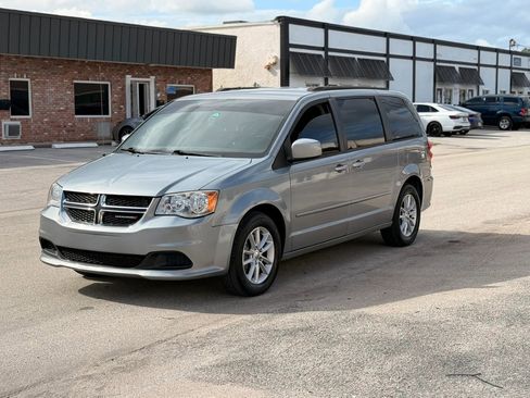 Used 2016 Dodge Grand Caravan SXT w/ UConnect Hands-Free Group FWD image 3