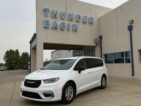 Used 2024 Chrysler Pacifica Touring-L FWD image 1