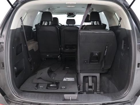 Used 2025 Kia Carnival FWD image 32