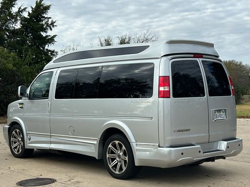 Used 2018 Chevrolet Express 2500 w/ Enhanced Convenience Package image 4