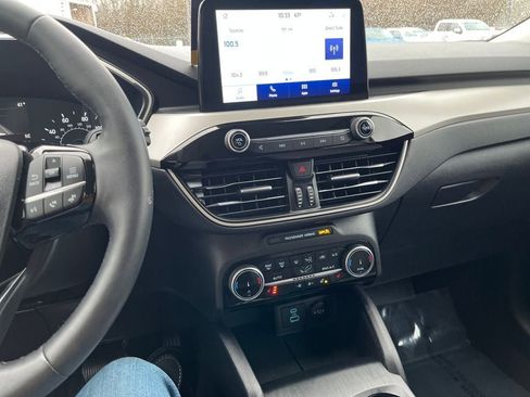 Used 2022 Ford Escape SE w/ SE Sport Appearance Package image 25