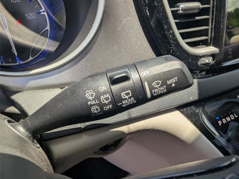 Used 2023 Chrysler Pacifica Touring-L FWD image 23