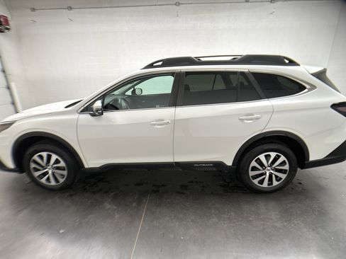 Used 2022 Subaru Outback Premium AWD/4WD image 5