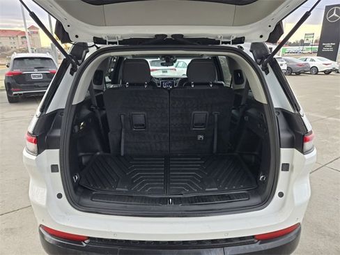 Used 2023 Jeep Grand Cherokee L Laredo image 9