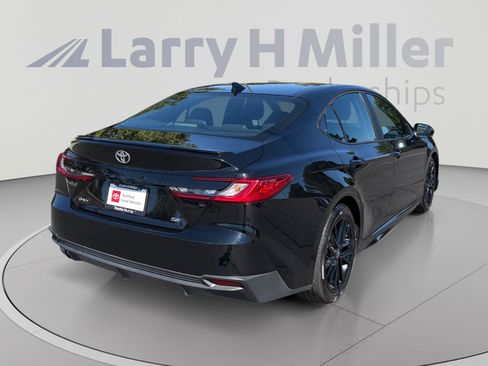 Used 2026 Toyota Camry SE FWD image 5