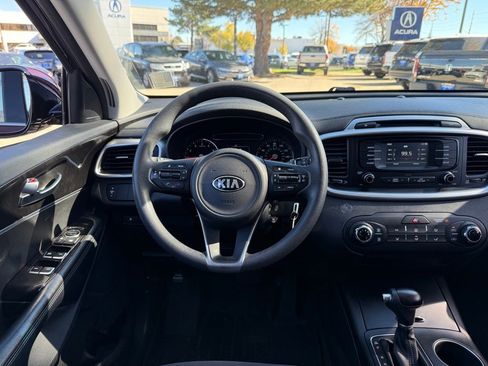 Used 2018 Kia Sorento LX image 2