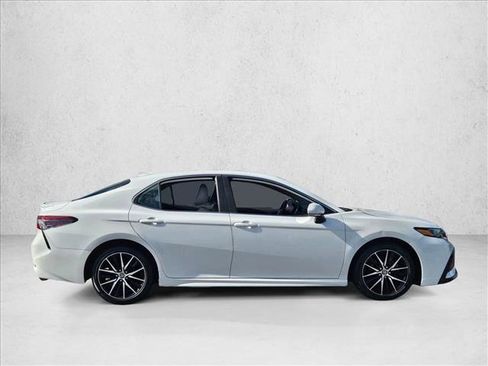 Used 2022 Toyota Camry SE FWD image 4
