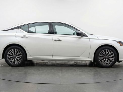 Used 2025 Nissan Altima 2.5 SV image 11