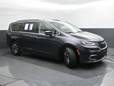 Used 2021 Chrysler Pacifica Touring-L image 7