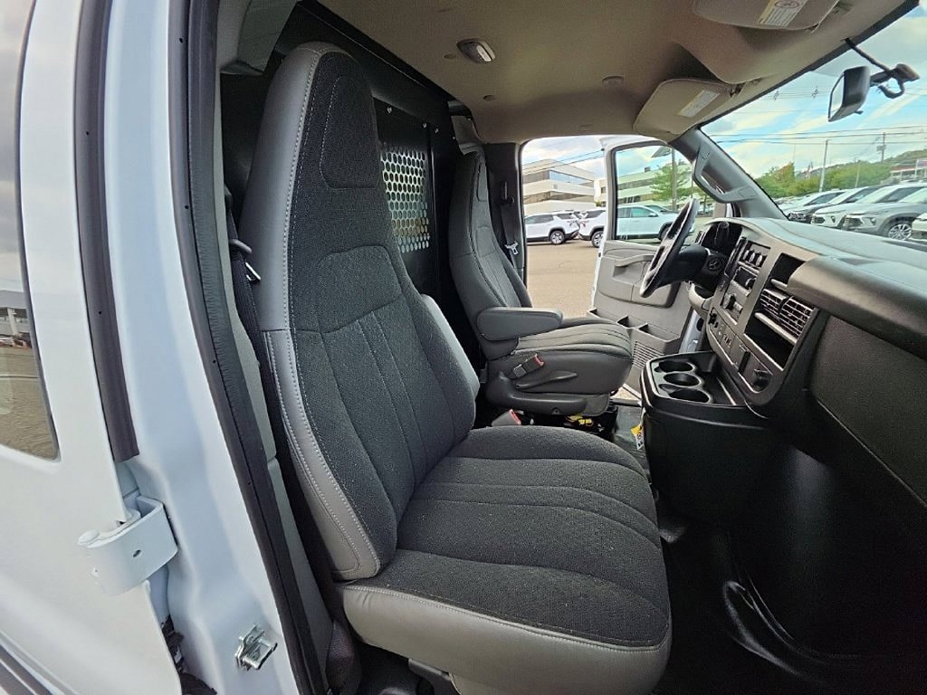 Used 2025 Chevrolet Express 2500 w/ Driver Convenience Package RWD image 20