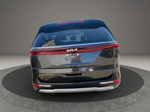 Used 2022 Kia Carnival EX FWD image 6