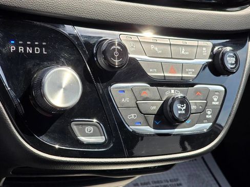 Used 2025 Chrysler Pacifica Select FWD image 19