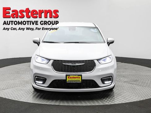 Used 2023 Chrysler Pacifica Touring-L image 2