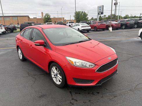 Used 2015 Ford Focus SE FWD image 2