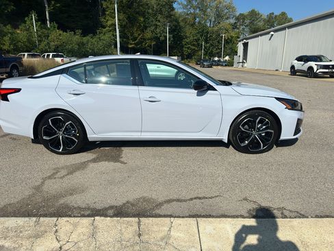New 2025 Nissan Altima 2.5 SR image 2