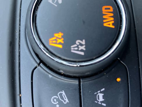 Used 2024 GMC Terrain SLT image 33