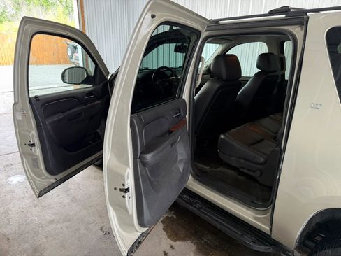Used 2014 Chevrolet Suburban LT AWD/4WD image 7