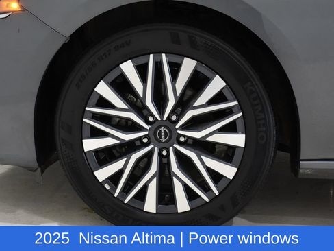 Used 2025 Nissan Altima 2.5 SV FWD image 6