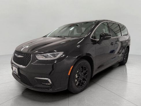 Used 2024 Chrysler Pacifica Touring-L FWD image 13
