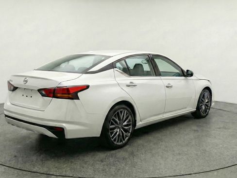 Used 2025 Nissan Altima 2.5 SV image 9