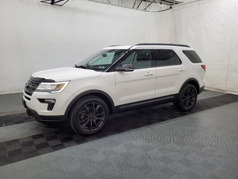 Used 2018 Ford Explorer XLT w/ Equipment Group 202A AWD/4WD image 2
