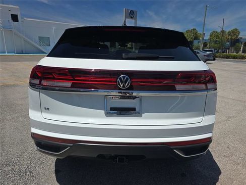 Used 2025 Volkswagen Atlas Cross Sport SE w/ Panoramic Sunroof Package image 4