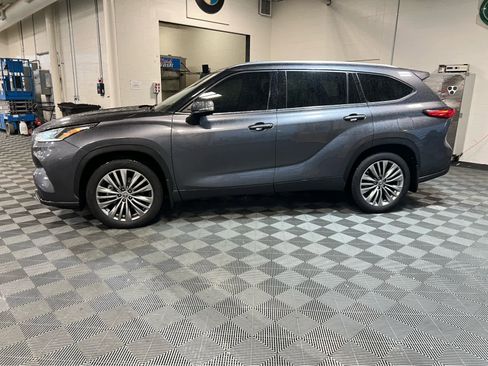 Used 2020 Toyota Highlander Platinum AWD/4WD image 1