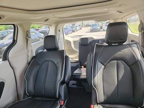 Used 2023 Chrysler Pacifica Limited FWD image 4