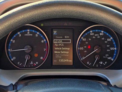 Used 2018 Toyota RAV4 LE FWD image 4