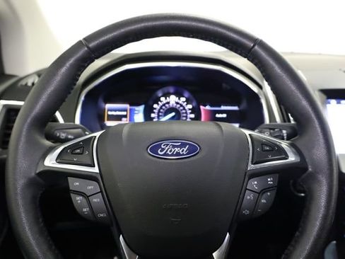 Used 2019 Ford Edge Titanium image 17