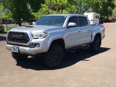 Used 2017 Toyota Tacoma TRD Sport w/ Premium & Technology Package AWD/4WD image 1